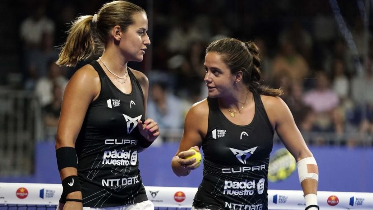 Ari Sánchez y Paula Josemaría hablan durante la semifinal de este sábado.