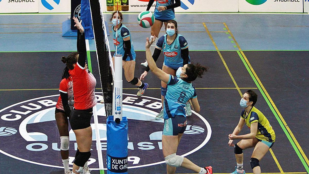 El Voley Ourense maneja el balón frente al Universidad de Valladolid en los primeros sets. |  // IÑAKI OSORIO