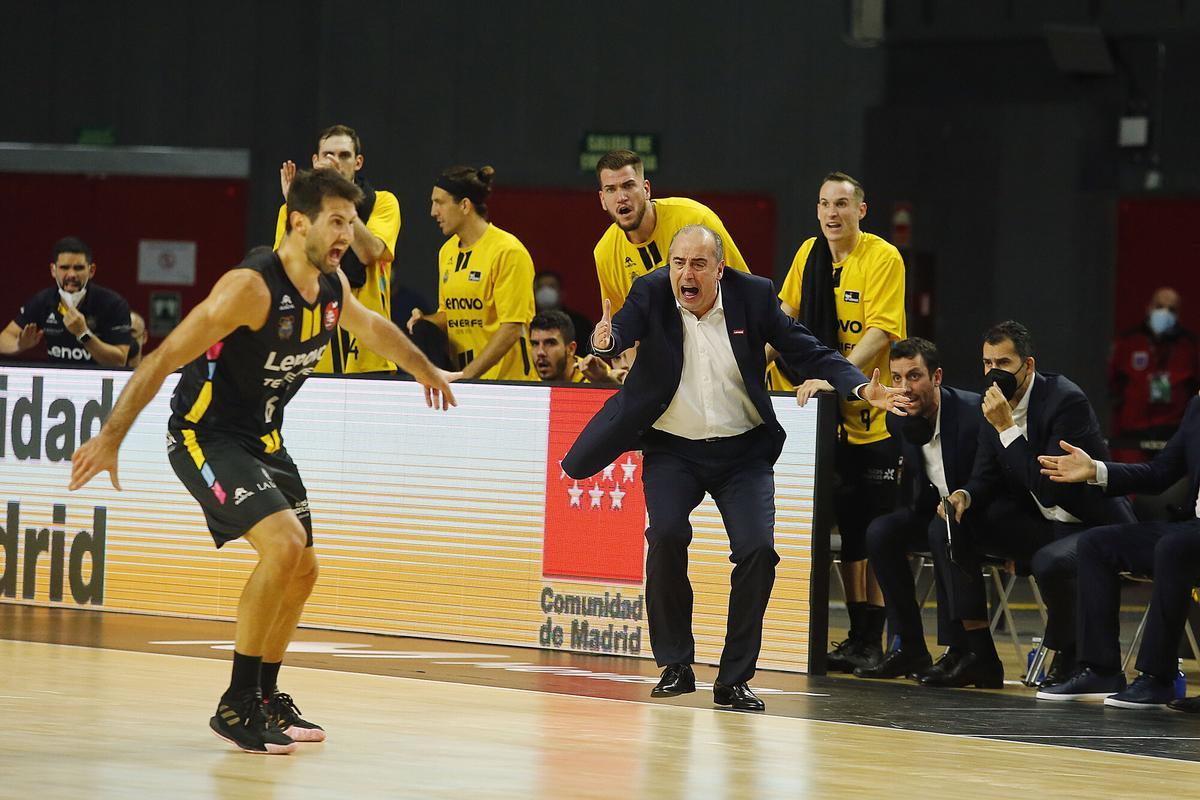 Vidorreta da indicaciones a Fitipaldo, con Guerra y Huertas en segundo plano, en la Copa del Rey de 2021.