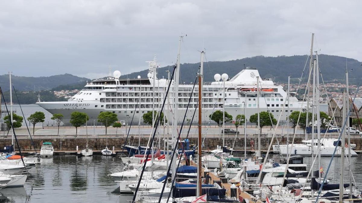El 'Silver Wind', atracado en el muelle de trasatlánticos de Vigo.