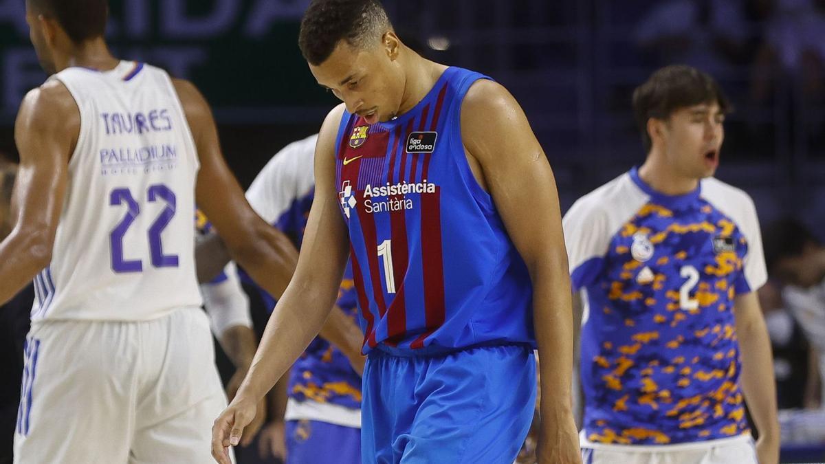 El blaugrana Dante Exum amb el cap baix per la derrota durant el partit al Wizink Center.  | SERGIO PÉREZ / EFE