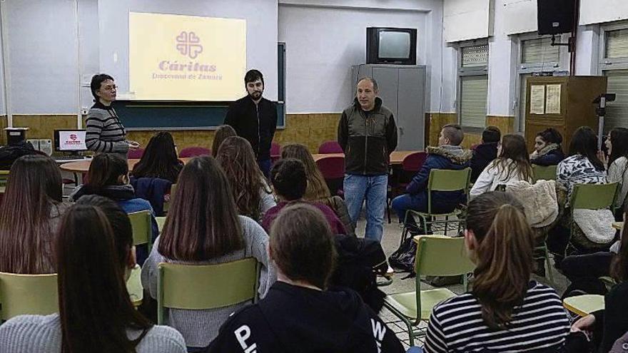 Un grupo de estudiantes disfruta de un vaso de chocolate.