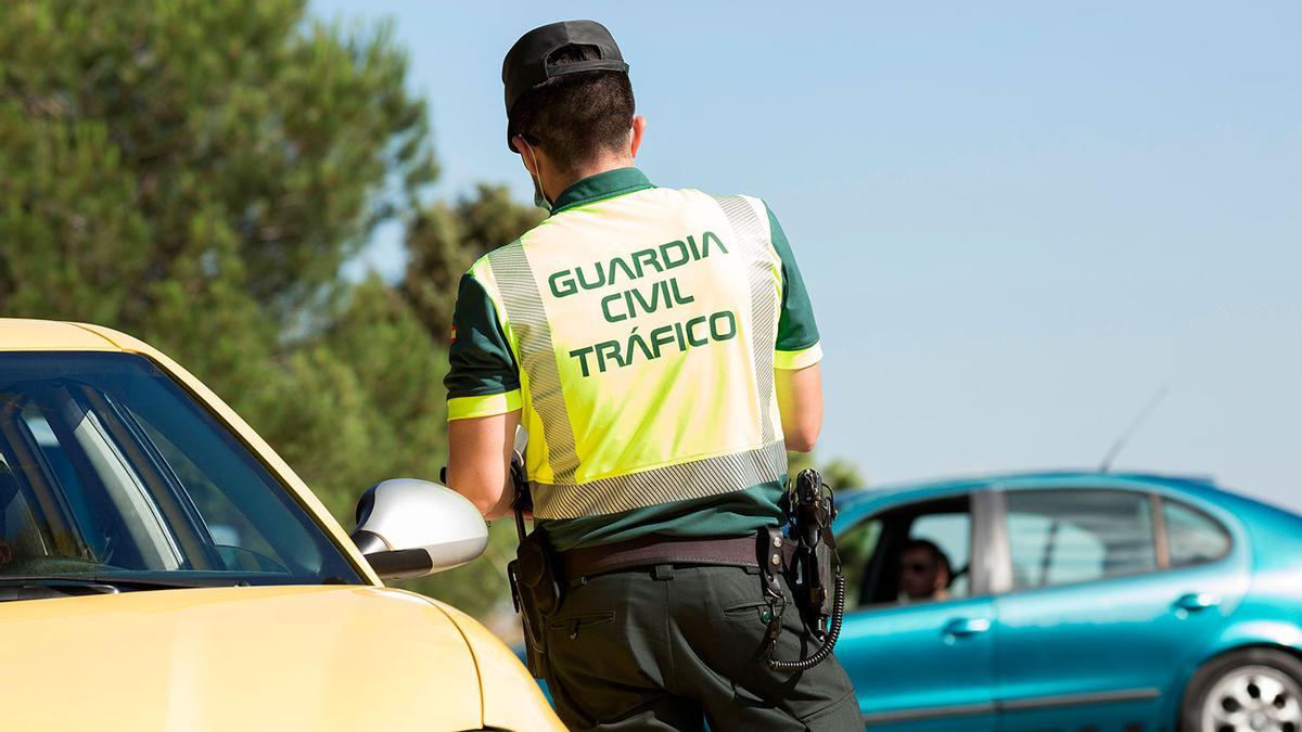 La Guardia Civil vigila los maleteros de los asturianos en busca del spray obligatorio : hasta 200 euros de multa