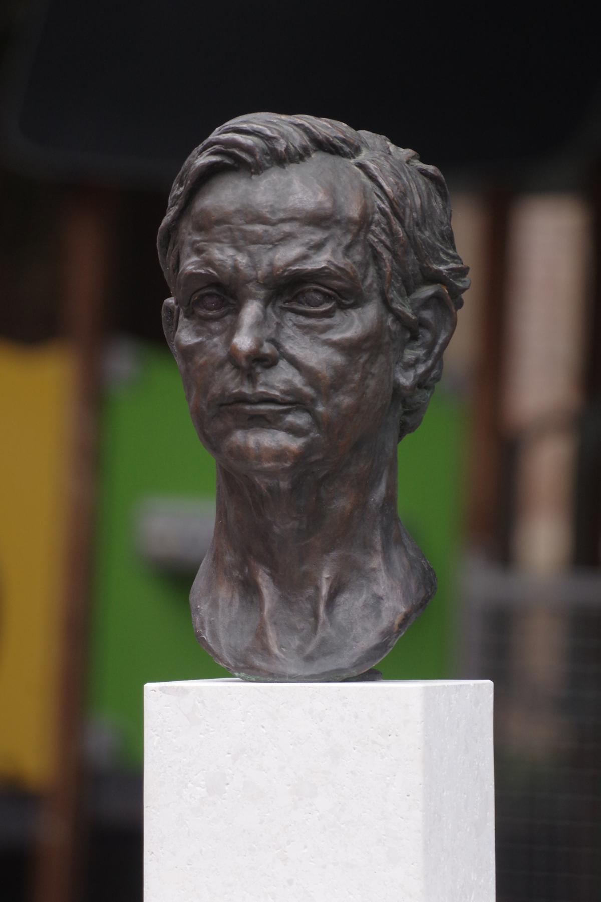El Ayuntamiento instala un monumento en los jardines del Hospital Noble en reconocimiento al pintor Félix Revello de Toro