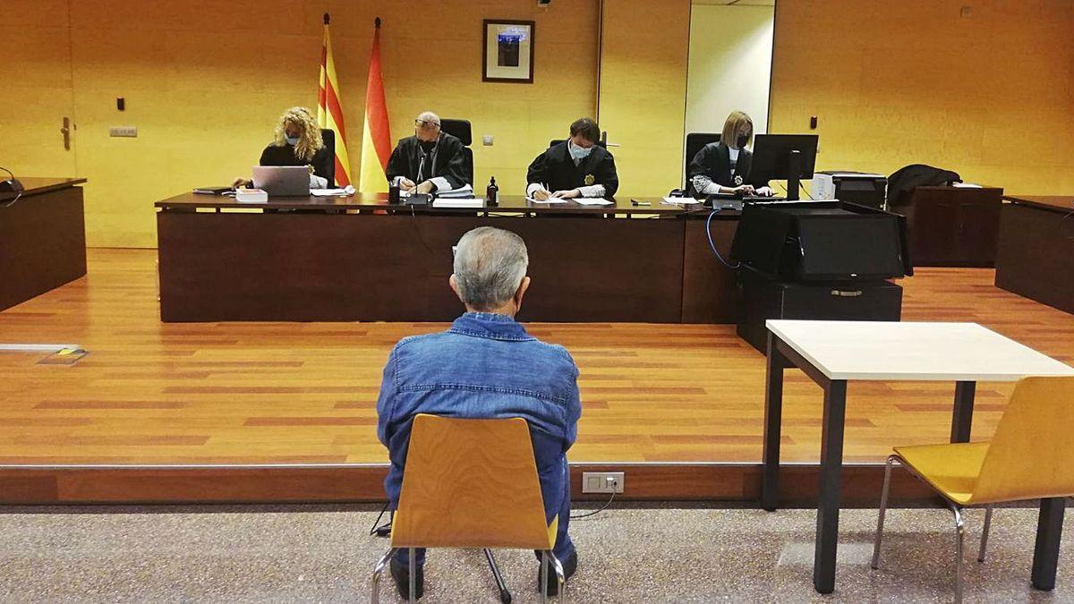 L’acusat durant el judici d’apropiació indeguda al Palau de Justícia de Girona, ahir