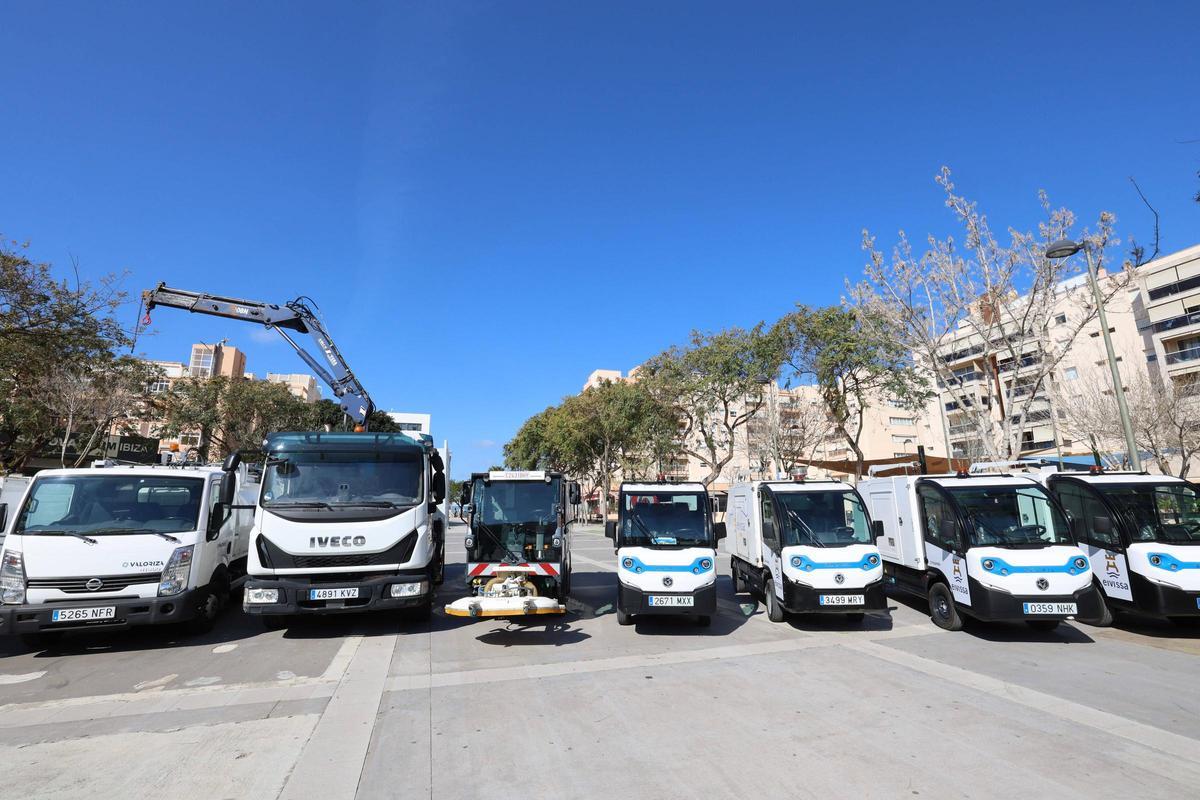 Galería: el Ayuntamiento de Ibiza presenta nueva maquinaria de limpieza viaria