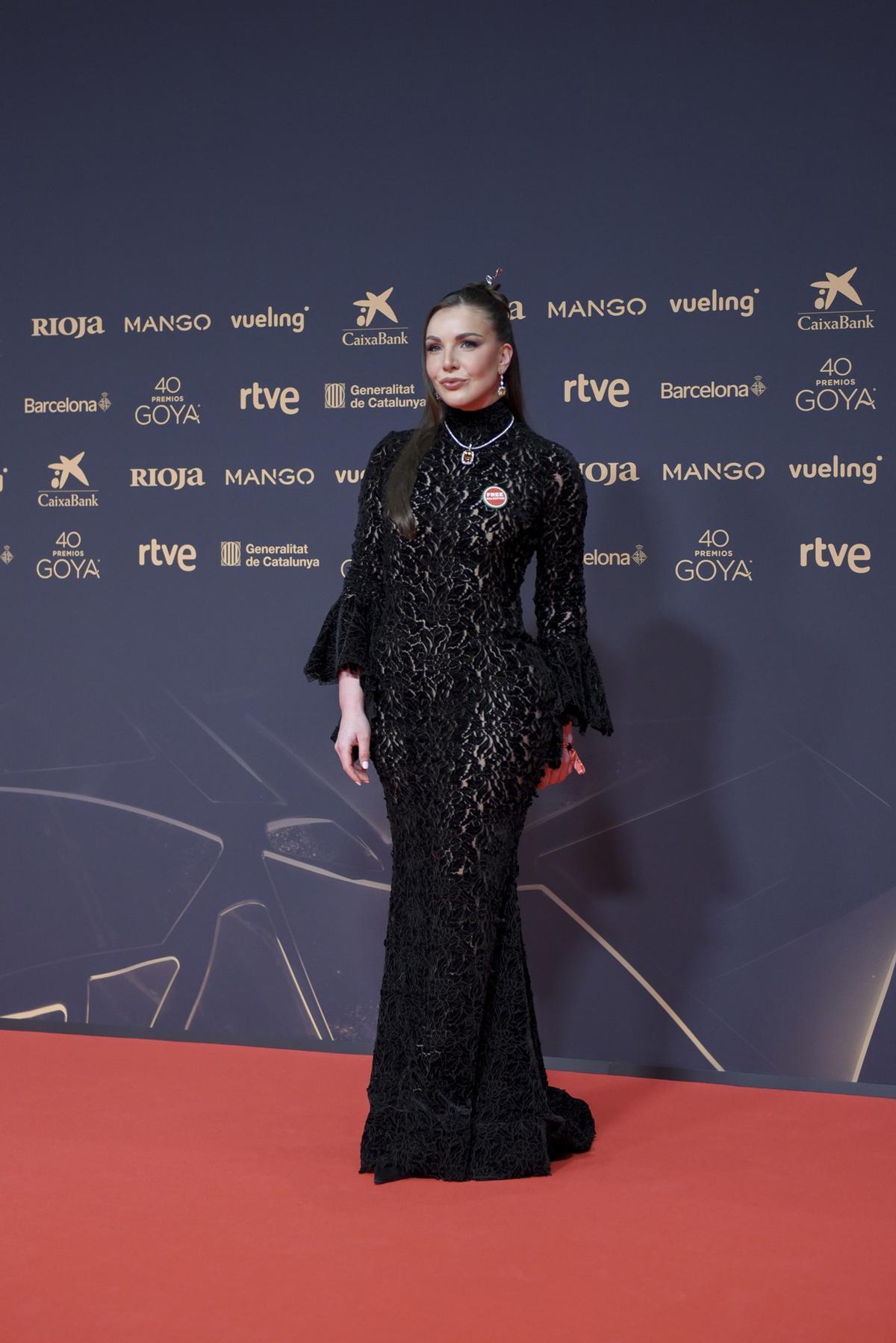 La comunicadora y abogada Inés Hernand posa en la alfombra roja de los Premios Goya.