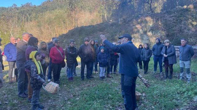 El experto, José Castro, enseña un ejemplar encontrado. | XUNTA DE MONTES DE MOAÑA