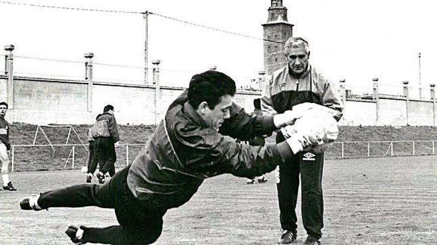 Arsenio Iglesias, junto a Paco Liaño en un entrenamiento en la Ciudad Deportiva de A Torre.