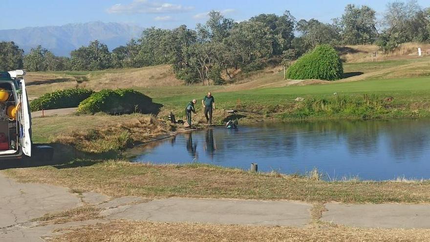 Encuentran muerto a un joven de 25 años en un lago de un campo de golf de Talayuela