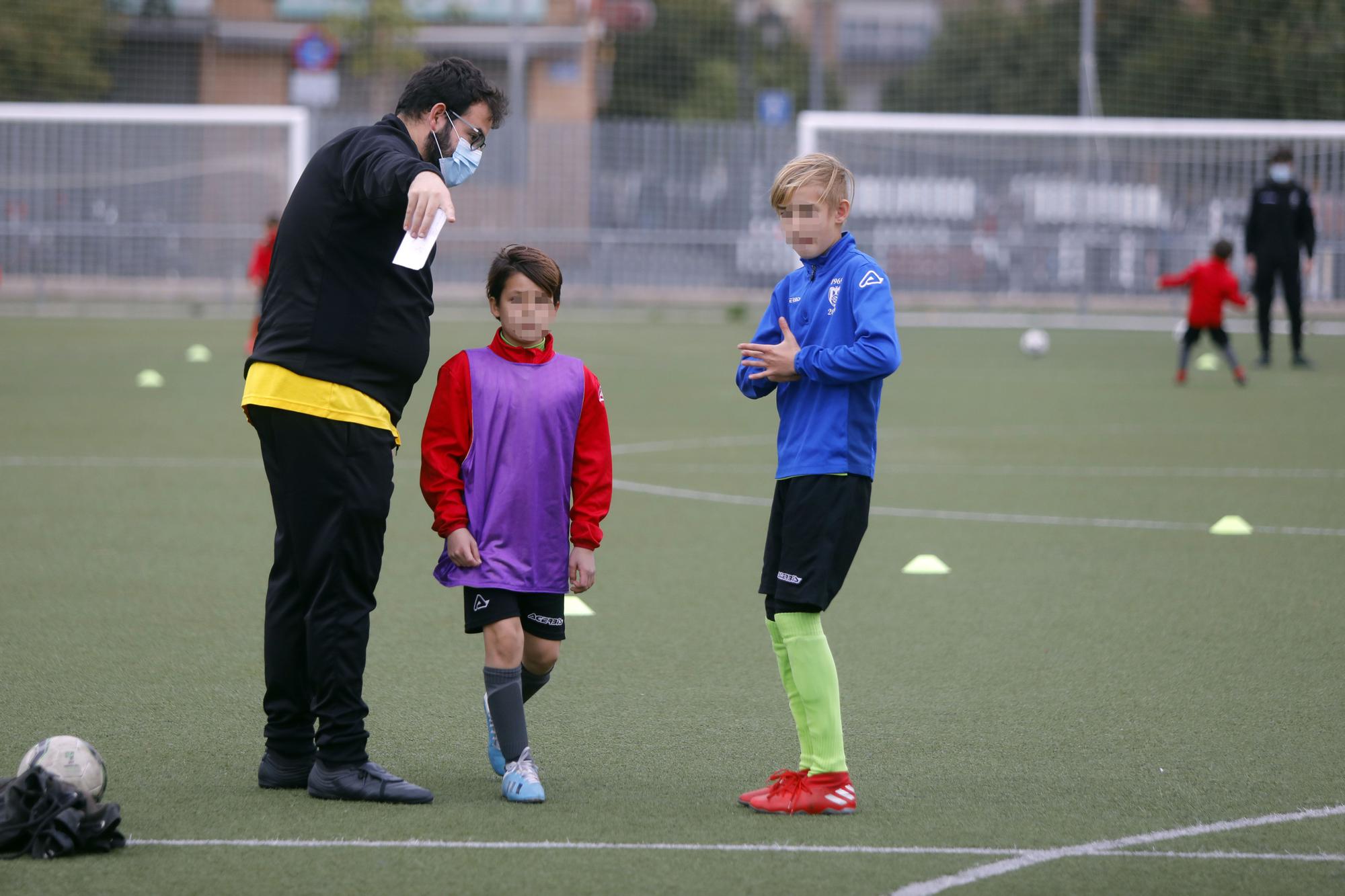 Los niños vuelven a entrenar después de las restricciones