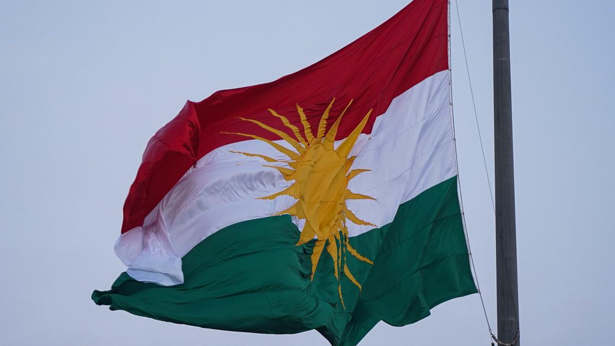 Bandera de la región semiautónoma del Kurdistán iraquí en Duhok (Irak).