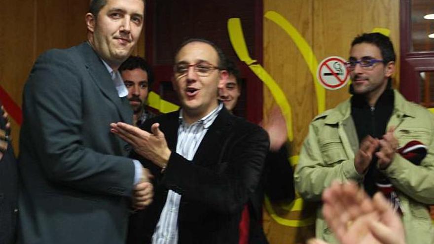 Rubén Martínez, a la izquierda, es felicitado por su oponente Lorenzo Cervera, tras la asamblea local del PSOE