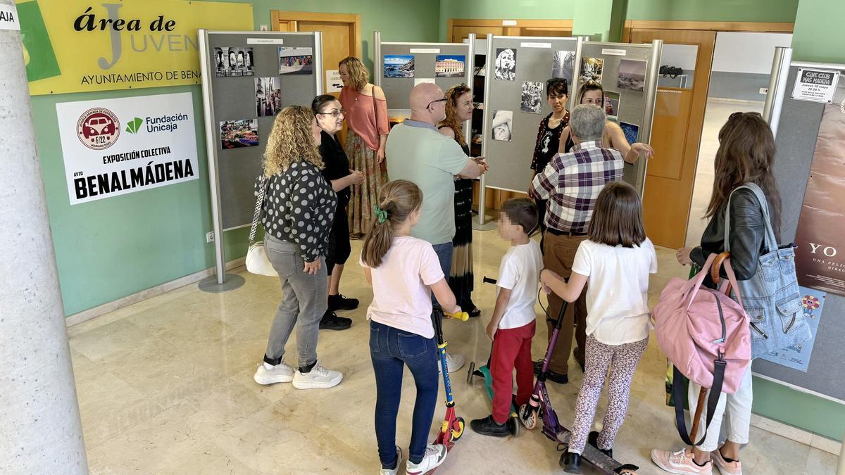 La exposición conjunta de los alumnos de la escuela nómada de fotografía f22, en el edificio Innova de Benalmádena.