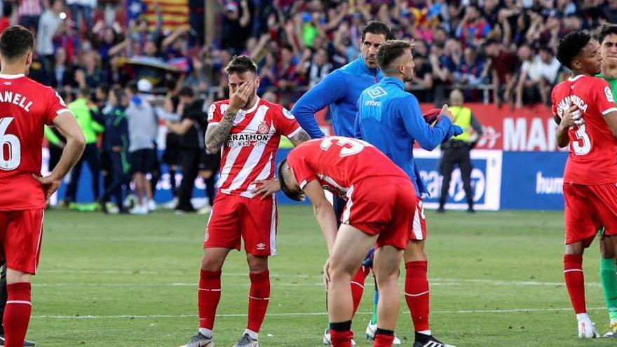 Los jugadores del Girona tras perder contra el Levante.