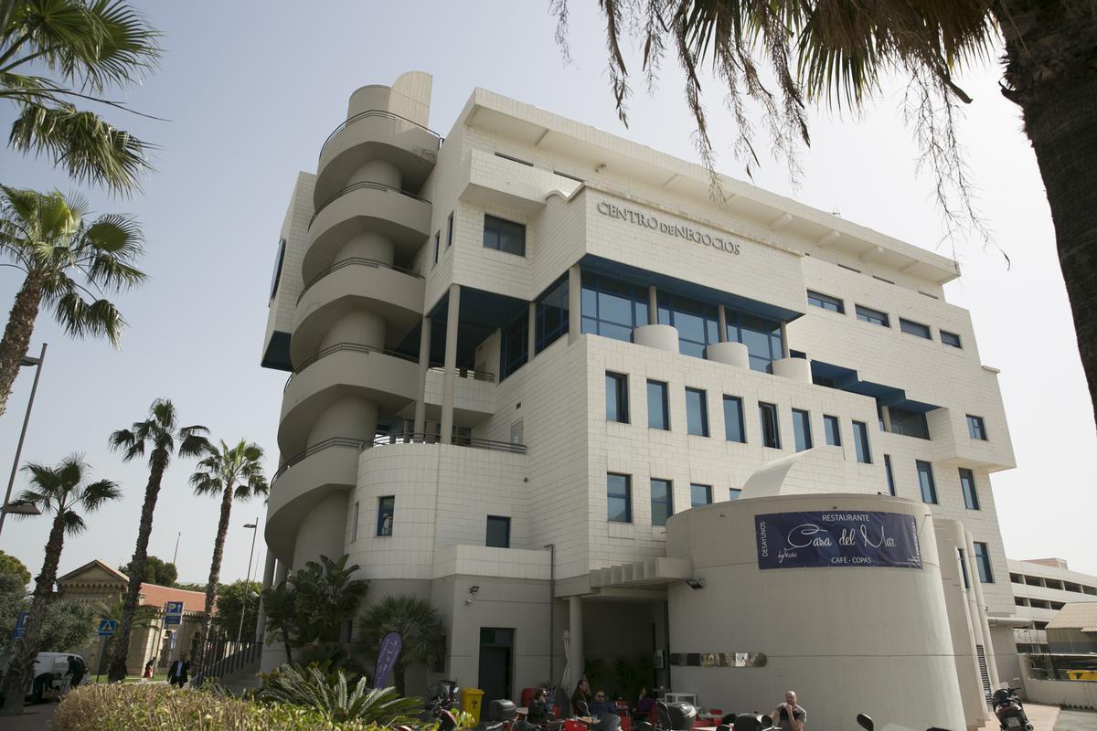 Centro de negocios cambia de manos.