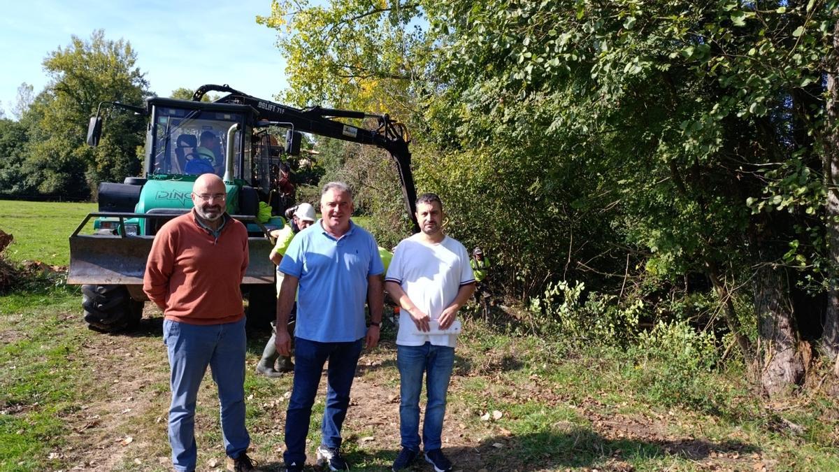 Por la izquierda, José Antonio Martínez, Alejandro Villa y Javier Rodríguez durante la visita al río Noreña a su paso por Anes, en Siero.