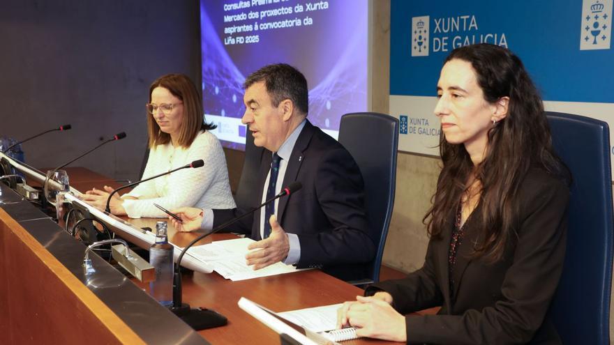 Carmen Cotelo, Román Rodríguez y Sabela Pardo, ayer, en Santiago. | Xoán Álvarez