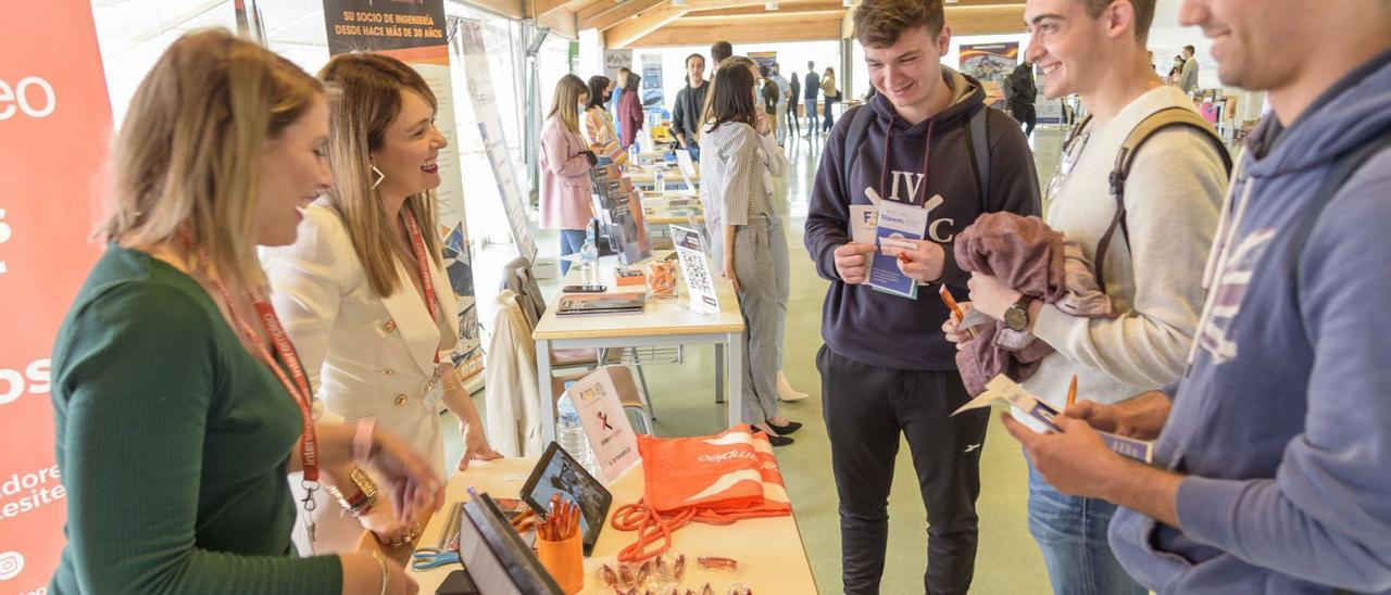 Un grupo de jóvenes en uno de los stands del Foro de Empleo, ayer. | IVÁN J. URQUÍZAR