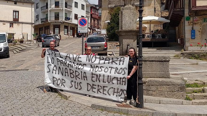 Vecinos muestran la pancarta contra la supresión de trenes en Puebla de Sanabria