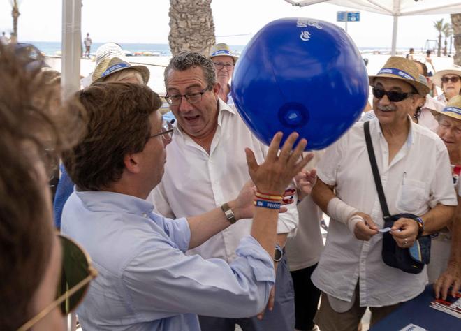 El alcalde de Madrid hace campaña en las playas de Alicante y Benidorm