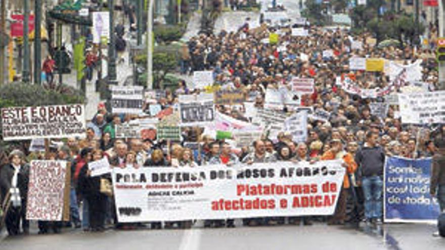 La manifestación, a su paso por Urzáiz, ayer.  // Ricardo Grobas