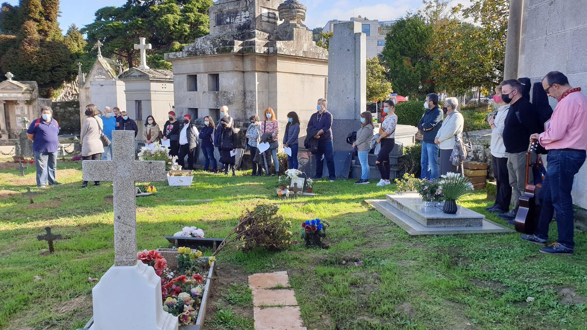 Acto del colectivo Os Ninguéns en homenaje a las personas fallecidas en situación de pobreza en Vigo.