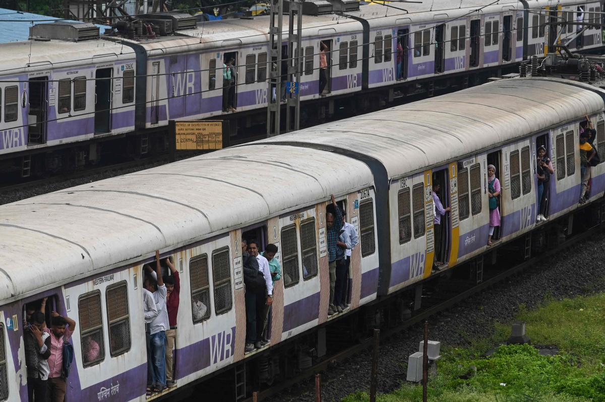 Hora punta en la estación de tren en Bombay