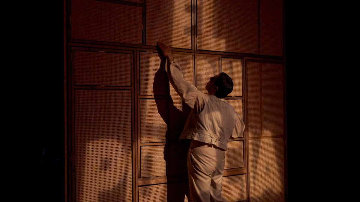 La original escenografía consiste en una especie de armario que esconde muchas sorpresas.