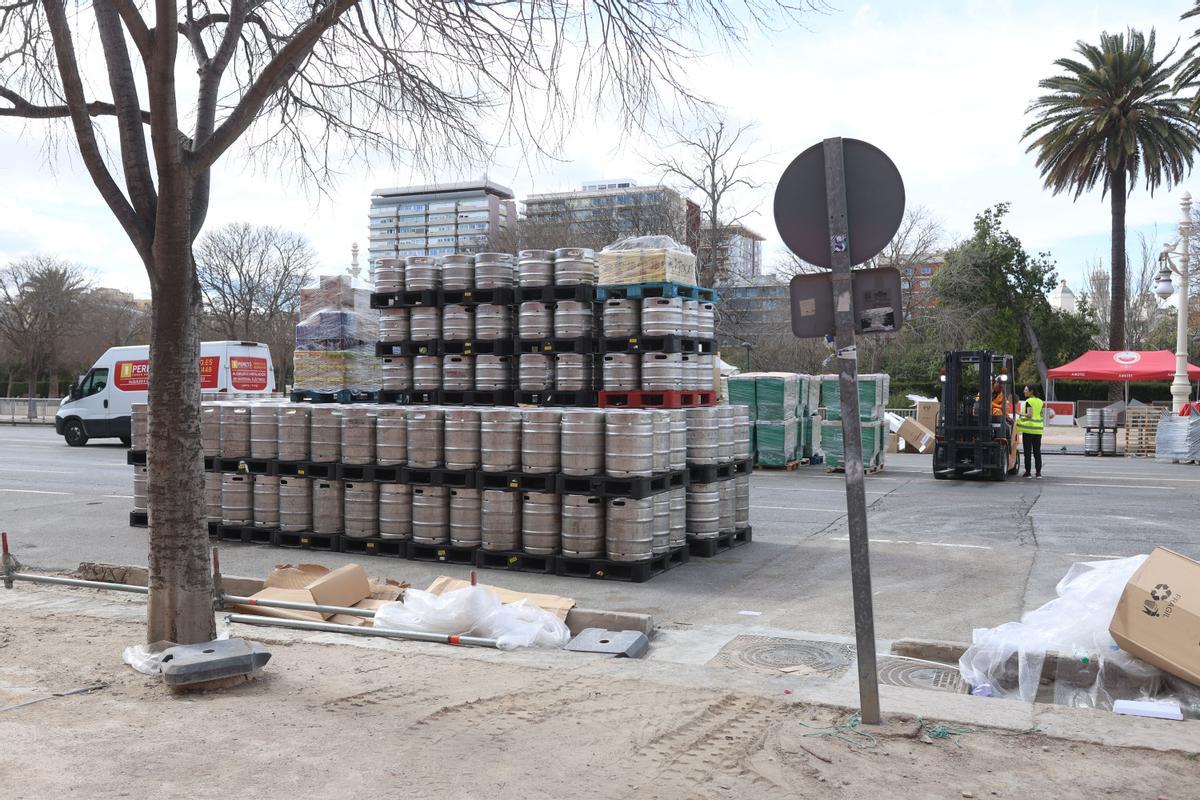 Barriles de cervezas descargados en la Alameda para los conciertos.