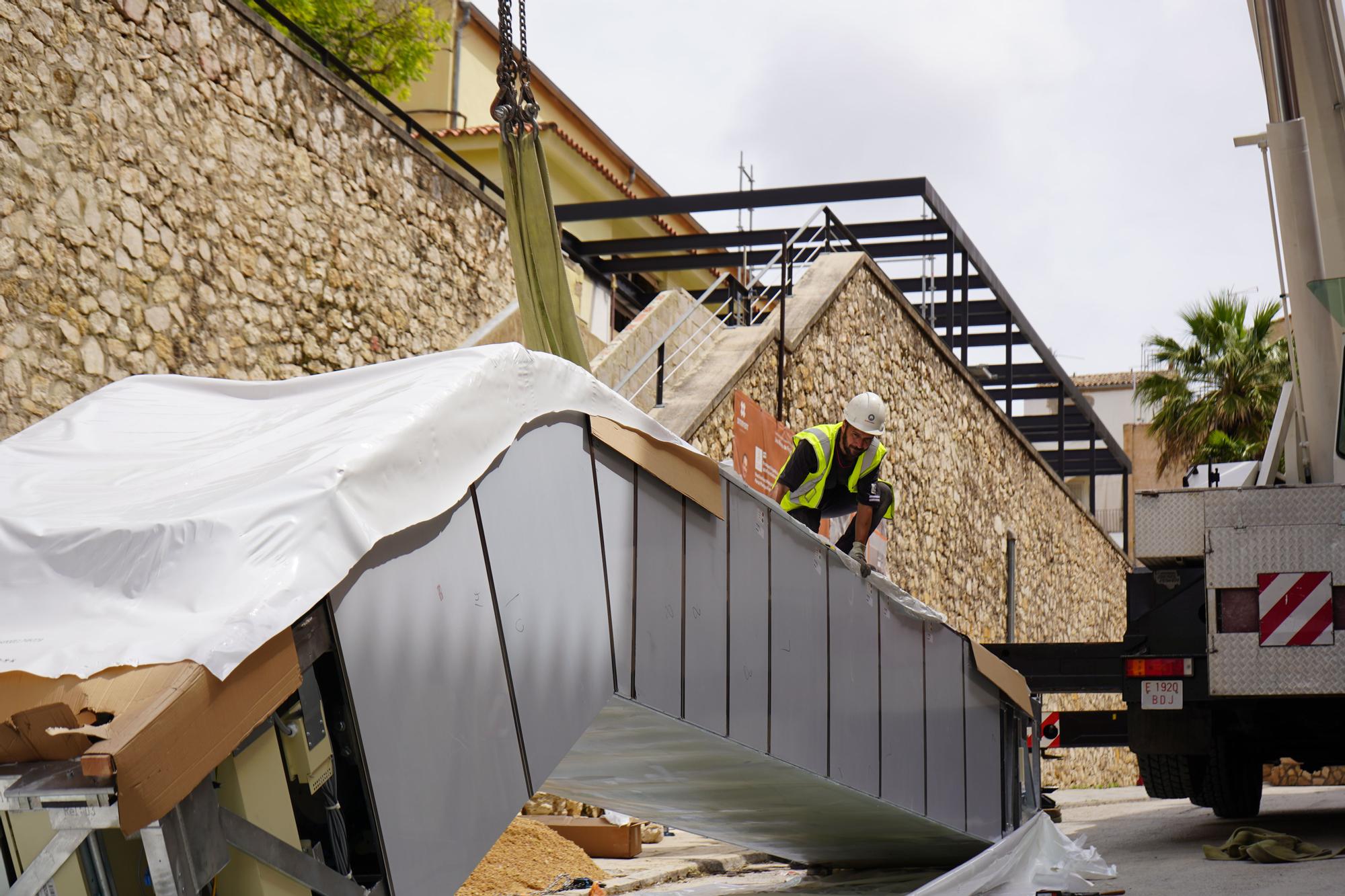 Inician el montaje de las escaleras mecánicas del Mercat de Ontinyent