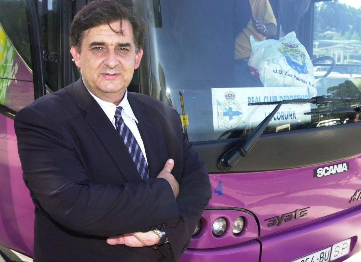 César Cobián, delante del autobús del equipo durante un viaje con el Deportivo. |  // CARLOS PARDELLAS