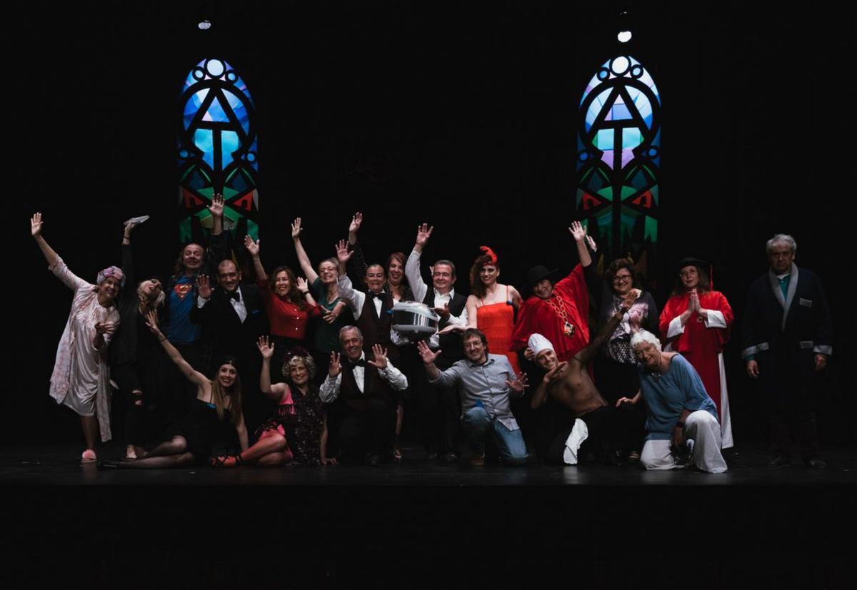 Los miembros del Grup de Teatre del IEE tras el estreno de ‘Tu, Robot’. | ANA G. HERNANDO/IEE