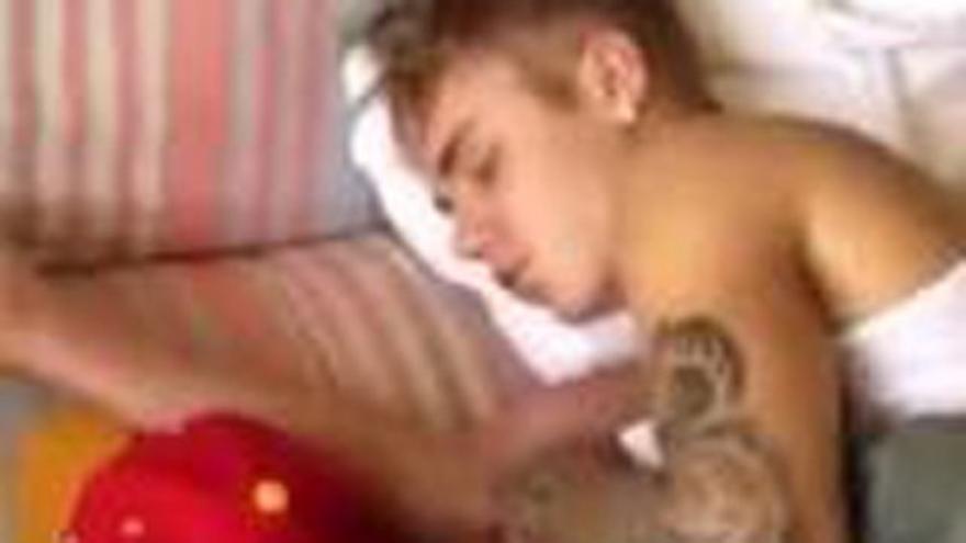 Justin Bieber pillado en la cama