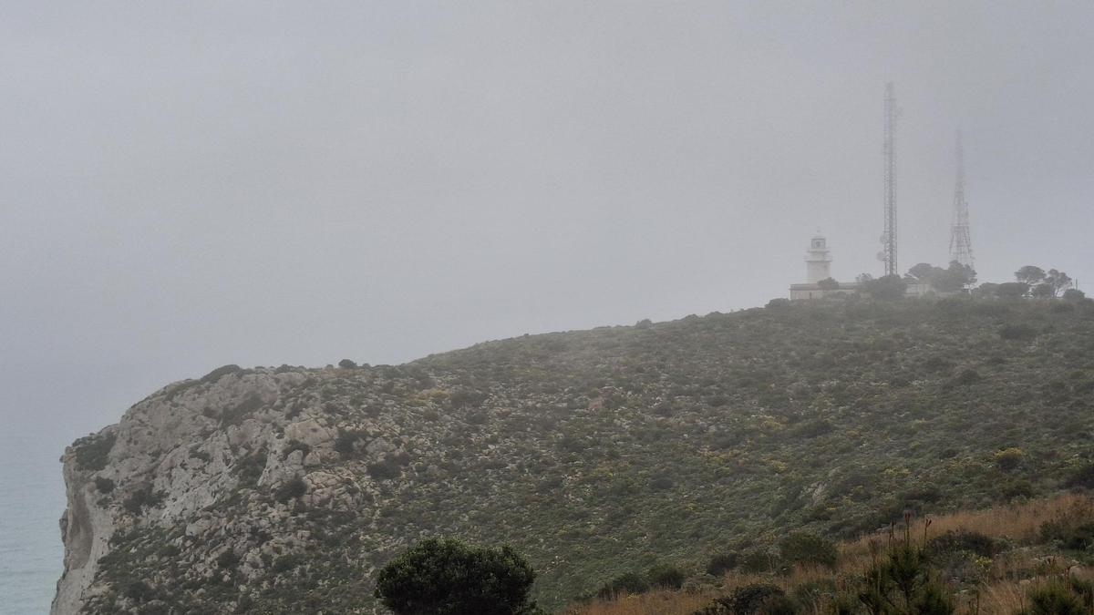 El hui boirós far del cap de Sant Antoni de Xàbia