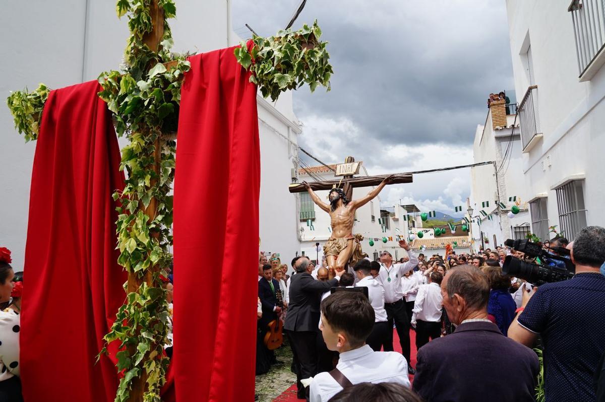 El Cristo del Perdón recorrió las calles por la mañana antes de ser entronizado.