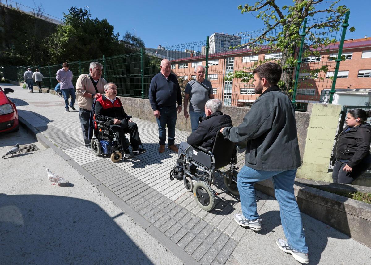 Miembros de Alento supervisan las barreras arquitectónicas de movilidad y cognitivas en el entorno del HALO