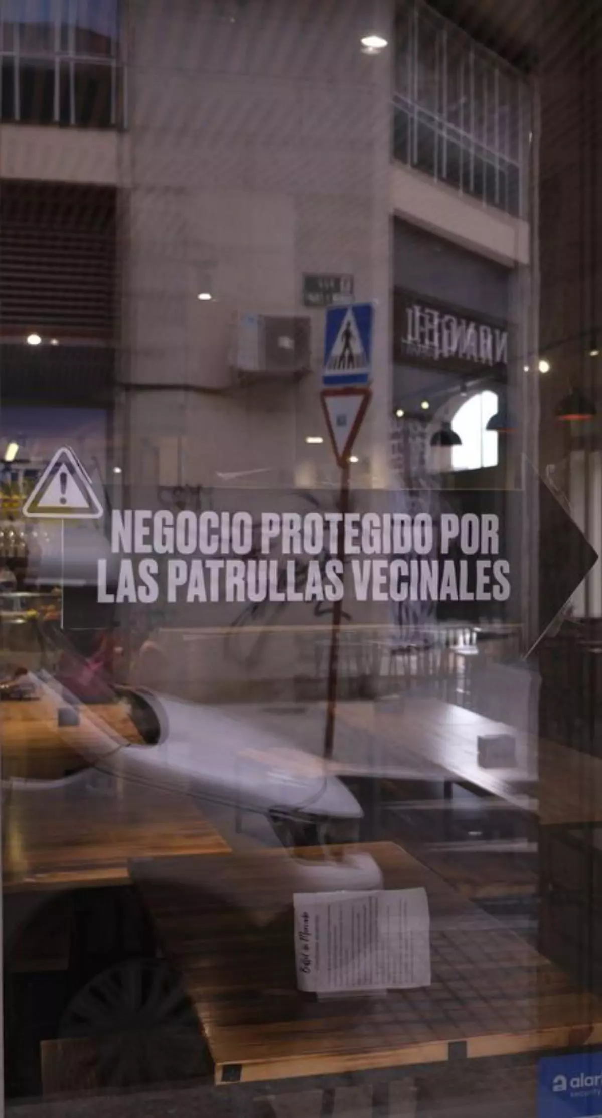 El mercado de A Ponte cuelga un cartel de «negocio protegido por patrullas vecinales»