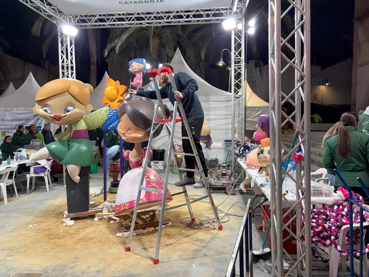 Pintando a última hora los ninots en la falla L'Albufera de Catarroja.