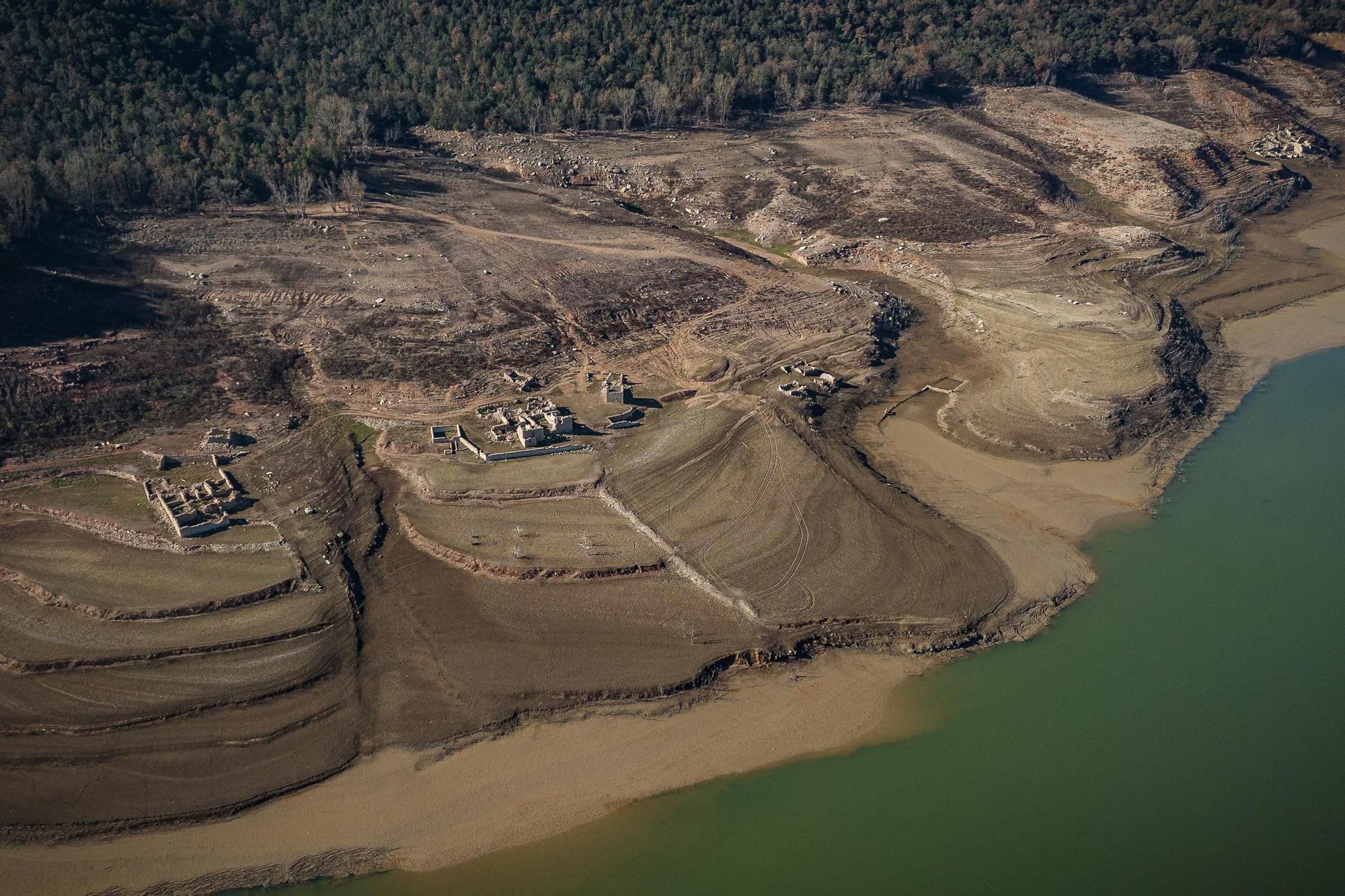 El pantà de Sau, a vista de dron, testimoni dels estralls de la sequera