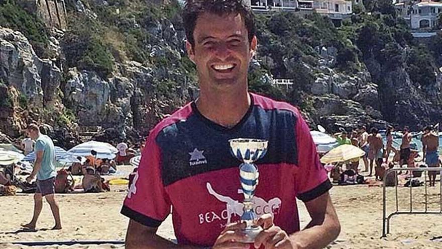 Miquel Ãngel BennÃ ssar posa con el trofeo de pichichi de la Liga Nacional de FÃºtbol Playa.