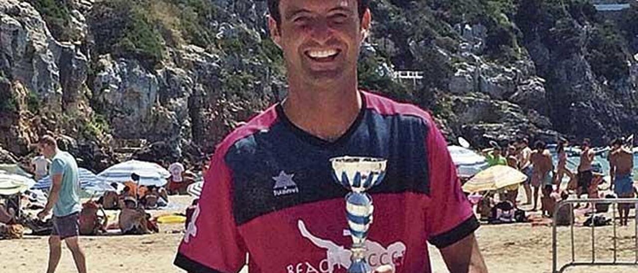 Miquel Ãngel BennÃ ssar posa con el trofeo de pichichi de la Liga Nacional de FÃºtbol Playa.