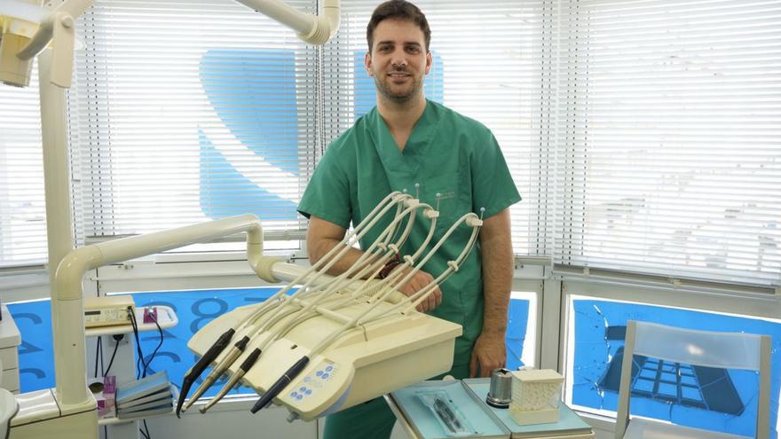 Carlos Louzao Pereiro, ayer, en su clínica dental de Vila de Cruces. | Bernabé