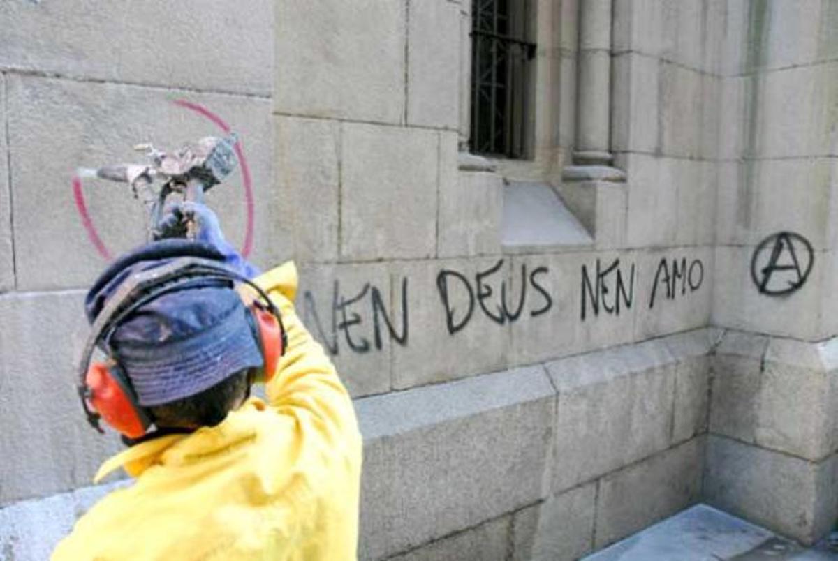 Agua y alcohol para la resaca tras la protesta de los 'okupas'