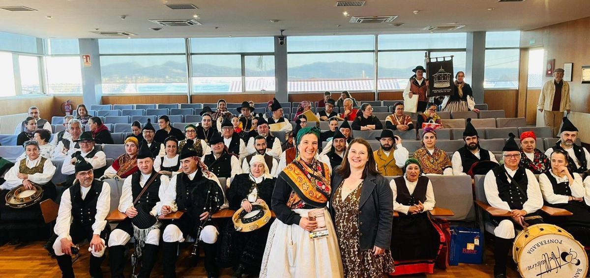 Un salón de plenos lleno del auténtico folclore.  | FDEV