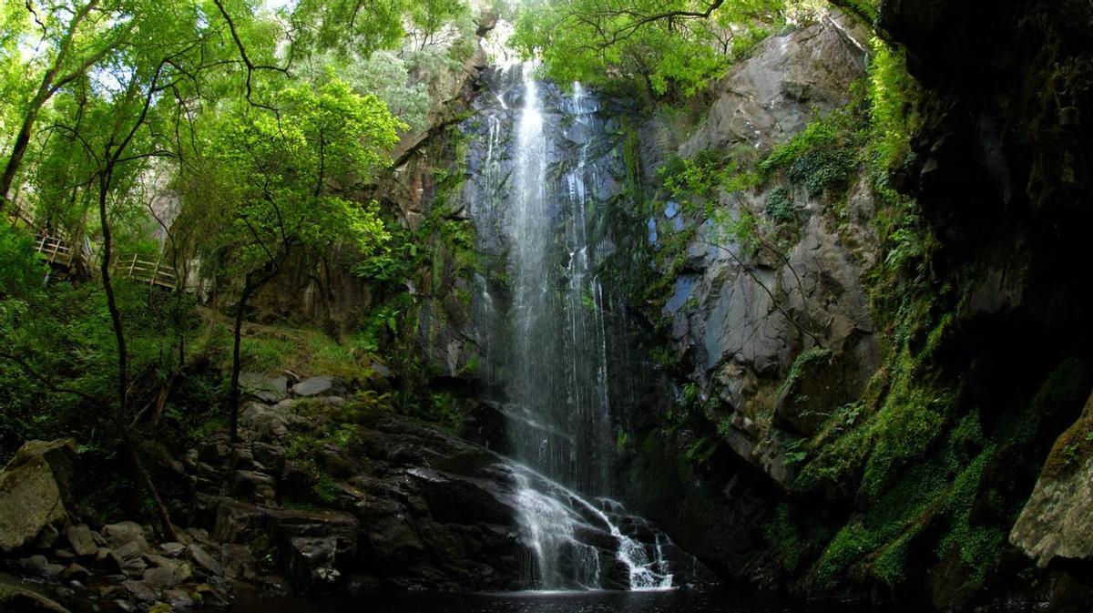 Así es una de las cascadas más altas y desconocidas de Galicia: una joya 'oculta' en plena Ribeira Sacra