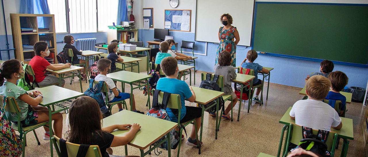 Alumnos del CEIP  Aina Moll en su primer día de clase.