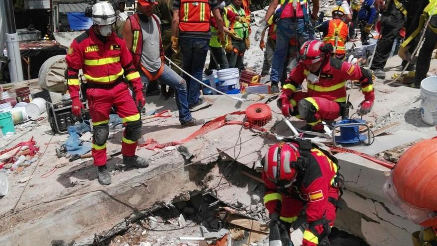 Los trabajos de rescare avanzan lentamente por la delicada situación de los escombros.