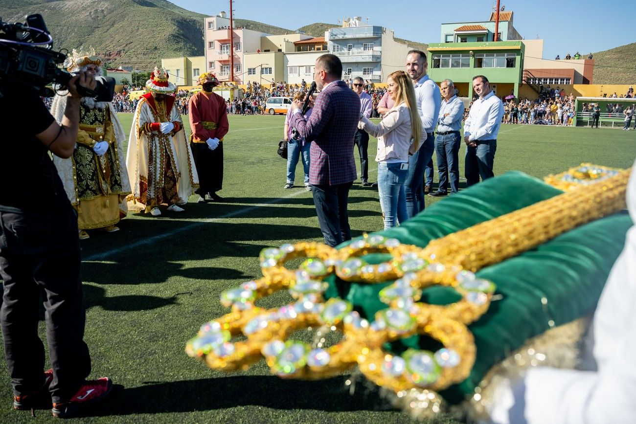 Miles de personas llenan de ilusión el Estadio de Barrial en la llegada de los Reyes Magos