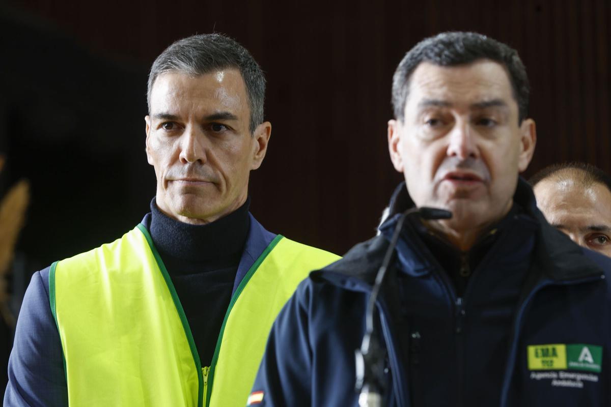 El presidente del Gobierno Pedro Sánchez (i) junto al presidente de laJunta de Andalucía Juanma Moreno (d), durante declaraciones ante los medios de comunicación en Adamuz, Córdoba, este lunes. . EFE/ Jorge Zapata. NO VENTAS ZONA EPA